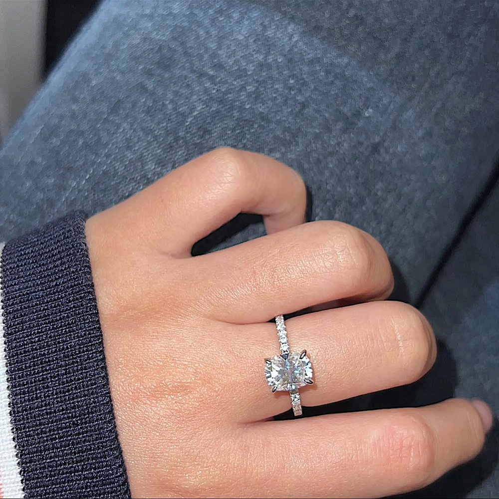 3.5 carat Cushion Cut engagement ring - Picture 5 of 9